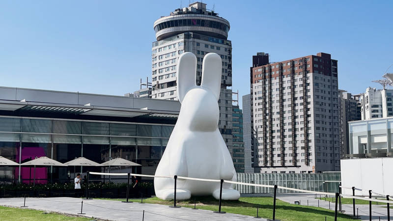 巨型兔子雕塑城市景观图片