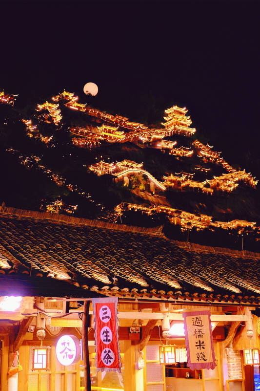 夜幕下的古建筑群图片