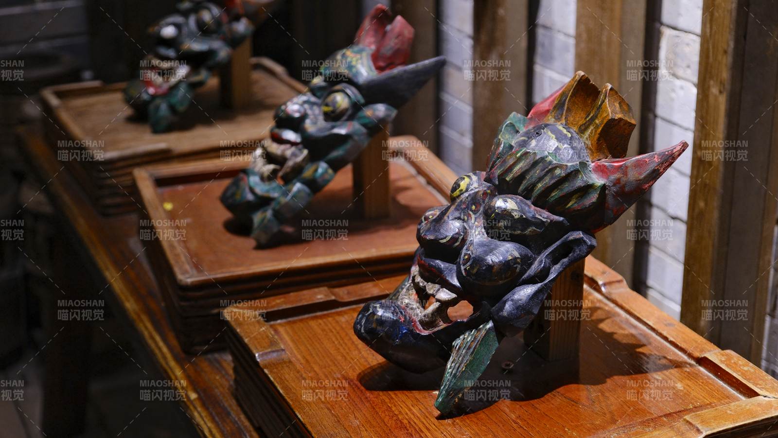 彩釉兽首雕塑展图片