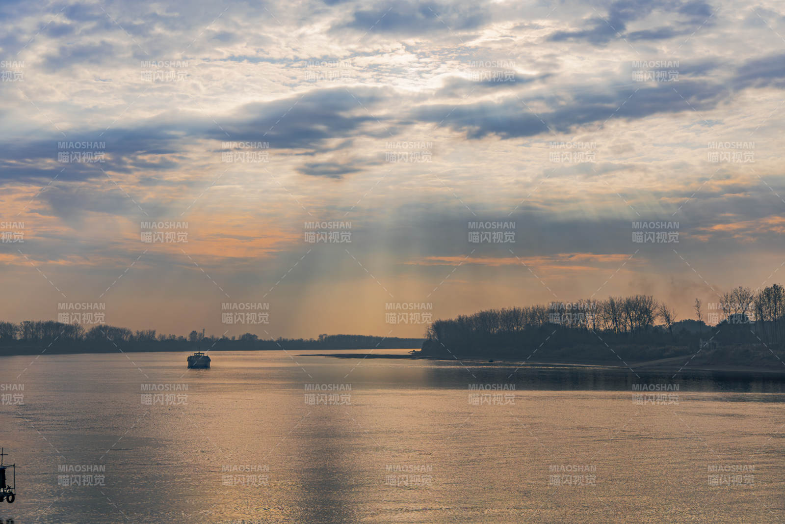 大通古镇湖光云影舟行远图片