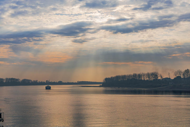 大通古镇湖光云影舟行远图片