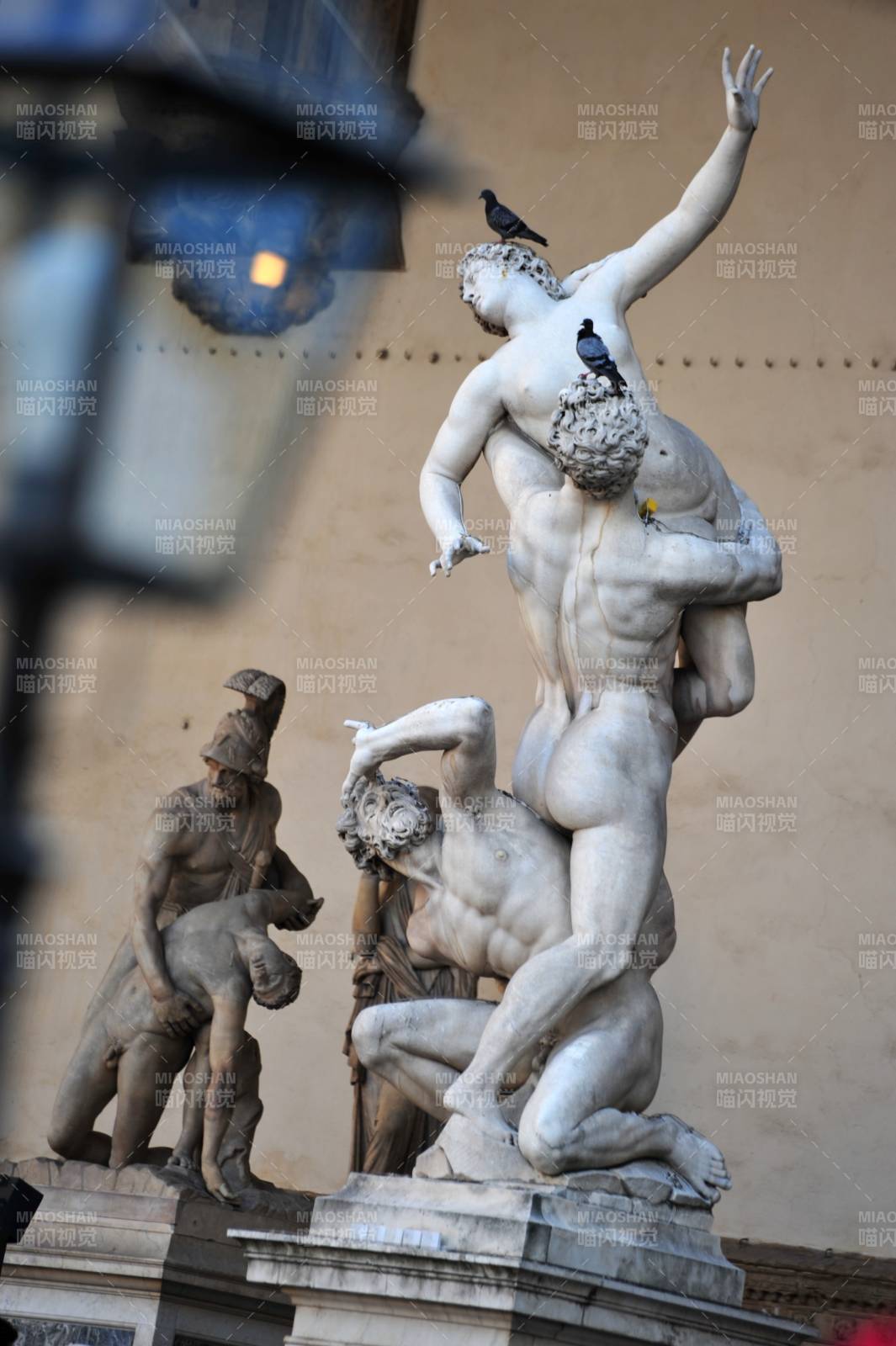 意大利雕塑上的鸟与人图片