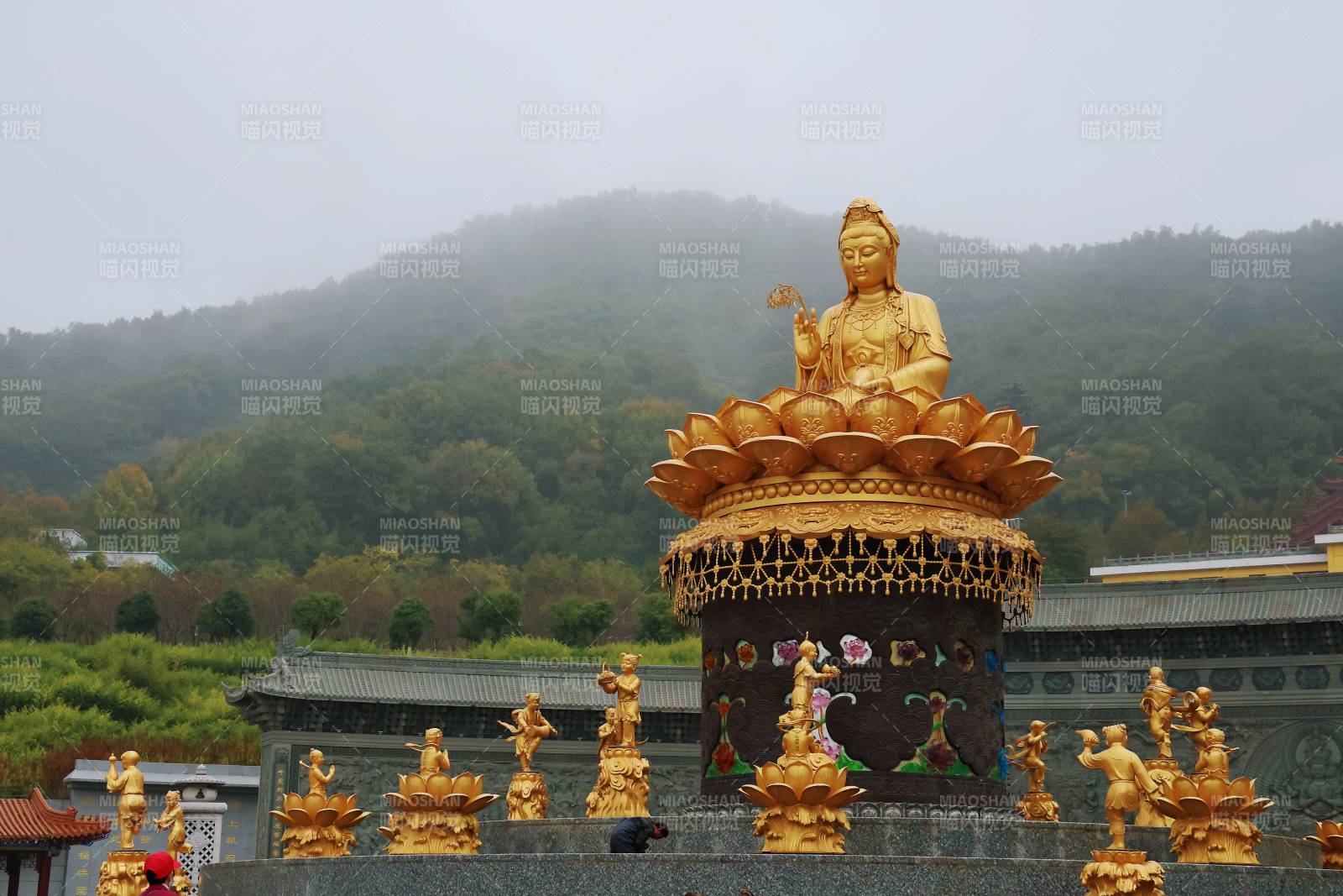 观音寺金佛莲花座山景图片