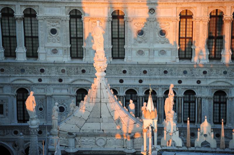 意大利夕阳下的宫殿喷泉图片