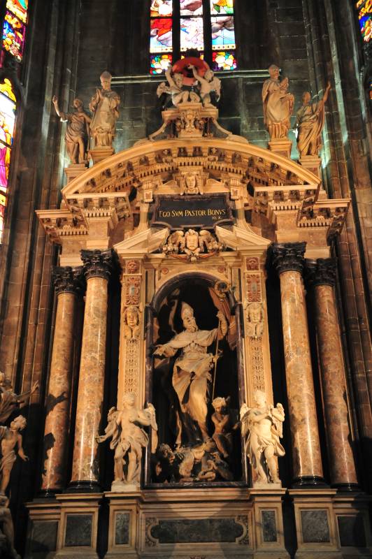 意大利圣坛雕像与彩窗图片