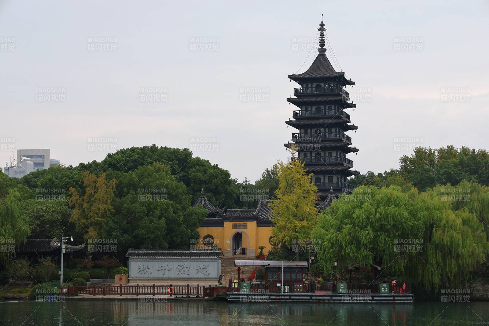 嘉兴南湖湖畔古塔映翠绿图片