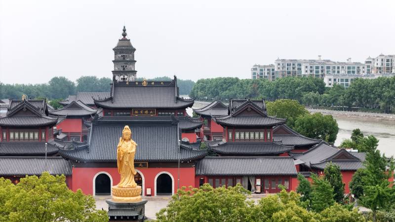 高邮镇国古寺金佛映碧水图片