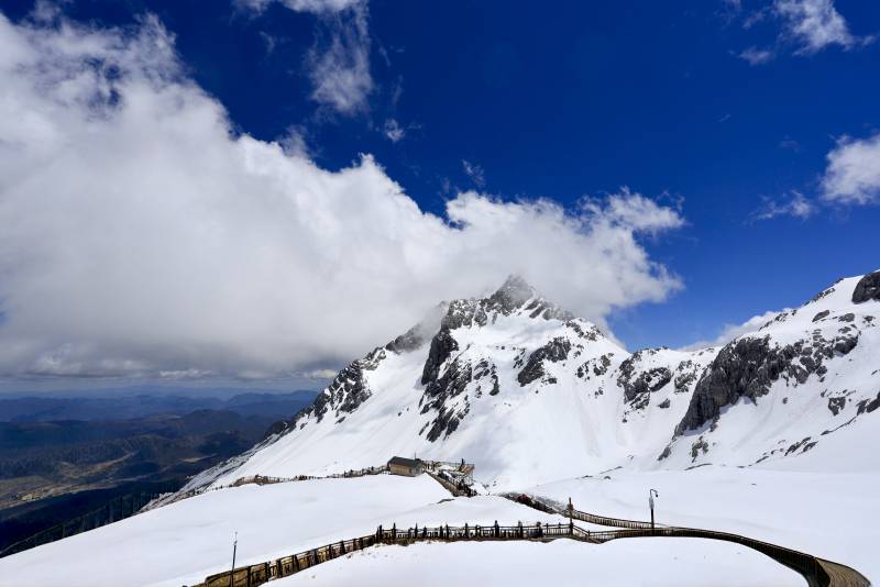 玉龙雪山之巅云海缭绕图片