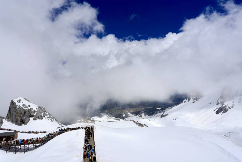 玉龙雪山云海行旅图图片
