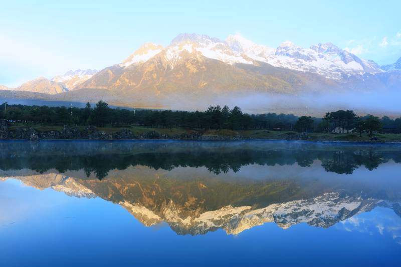 玉龙雪山日照金山倒影湖中图片