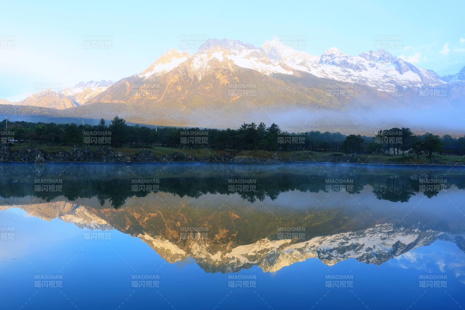 玉龙雪山日照金山倒影湖中图片