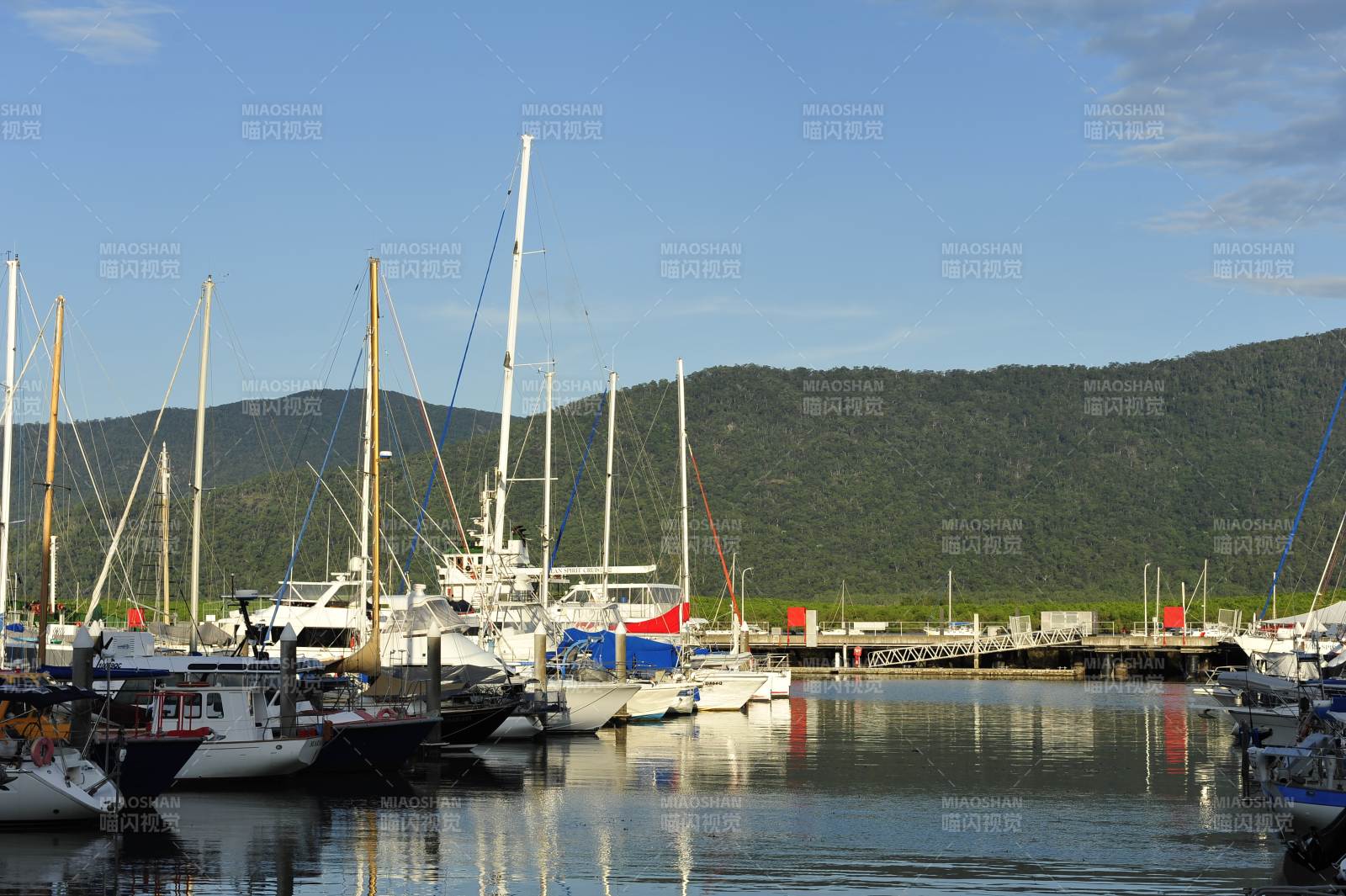 澳大利亚码头停泊的帆船图片