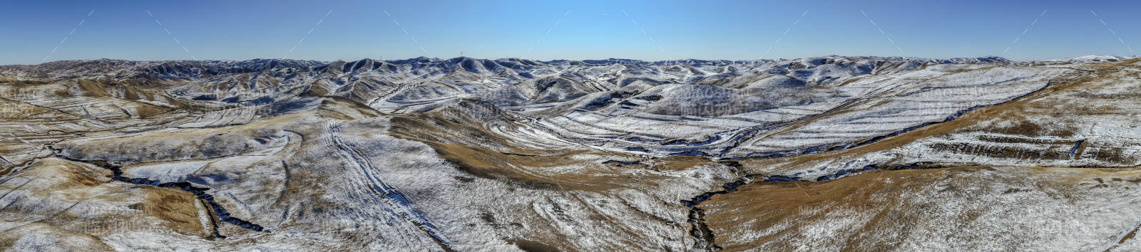 雪覆山峦 冬日壮景图片