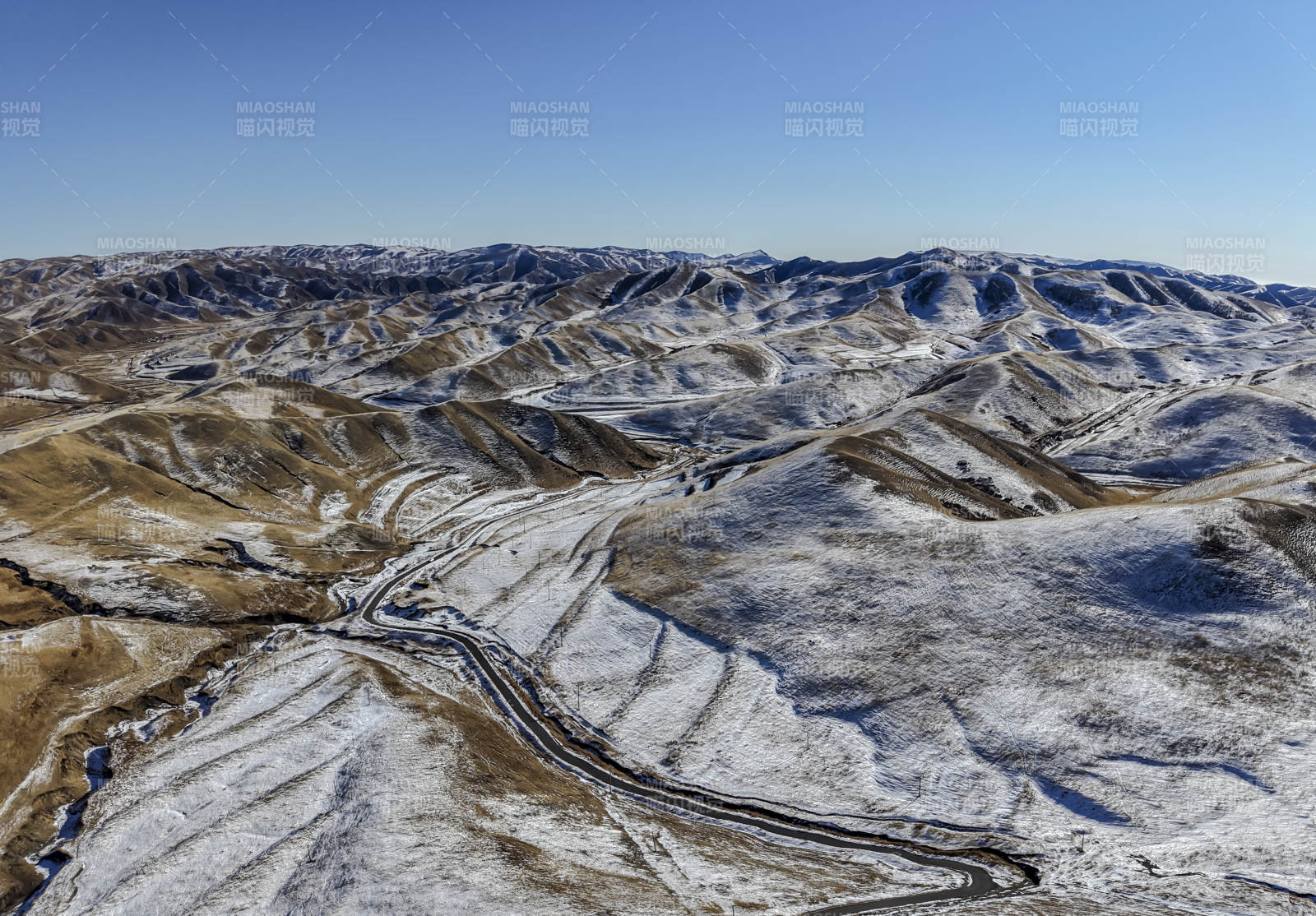 雪覆山峦 蜿蜒之路图片
