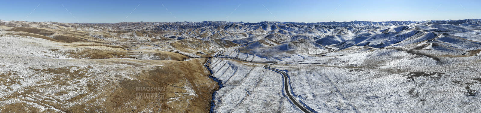 雪覆荒原 蜿蜒河谷图片