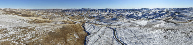 雪覆荒原 蜿蜒河谷图片
