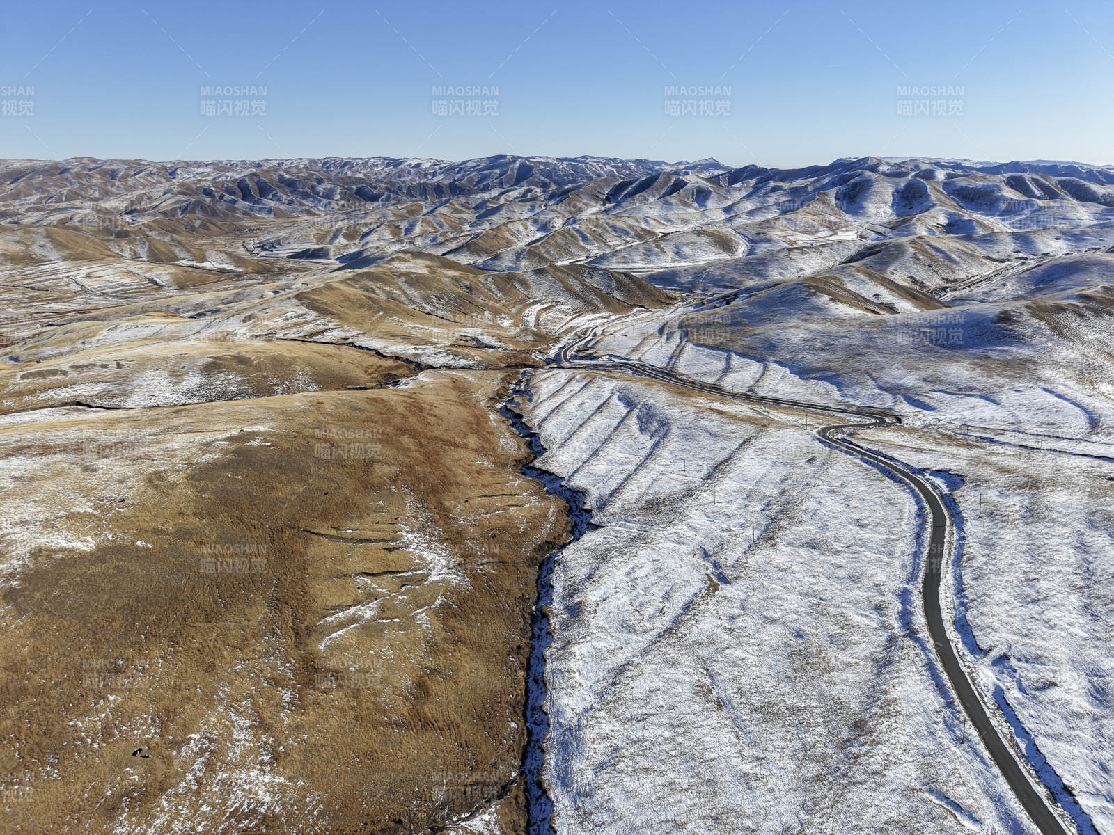雪原蜿蜒路图片