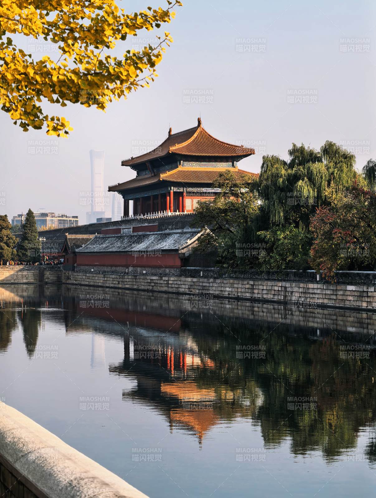 秋日故宫水影图片