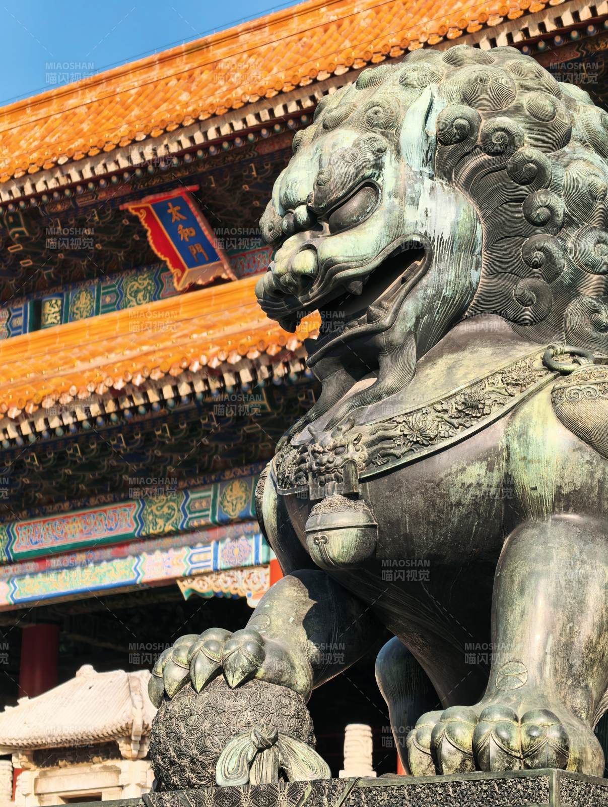 故宫铜狮守门图片