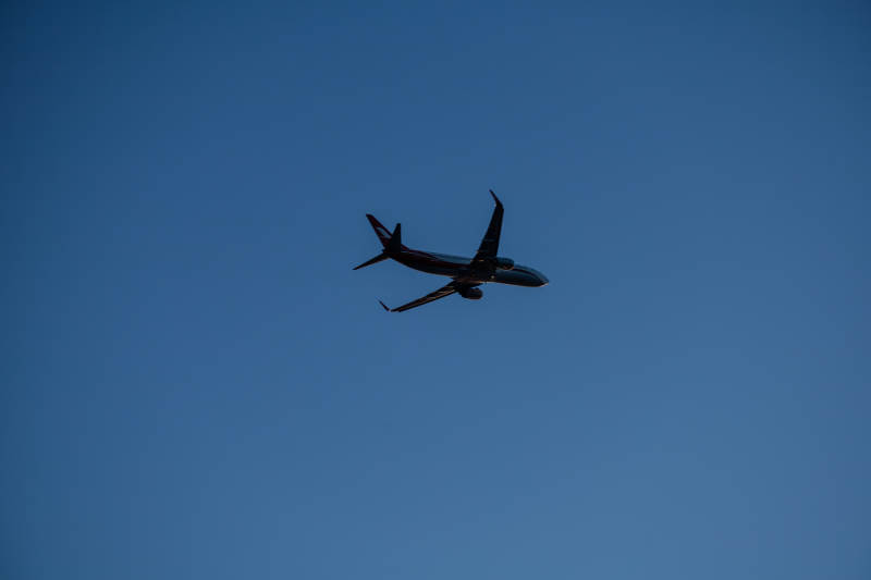 飞机翱翔蓝天图片