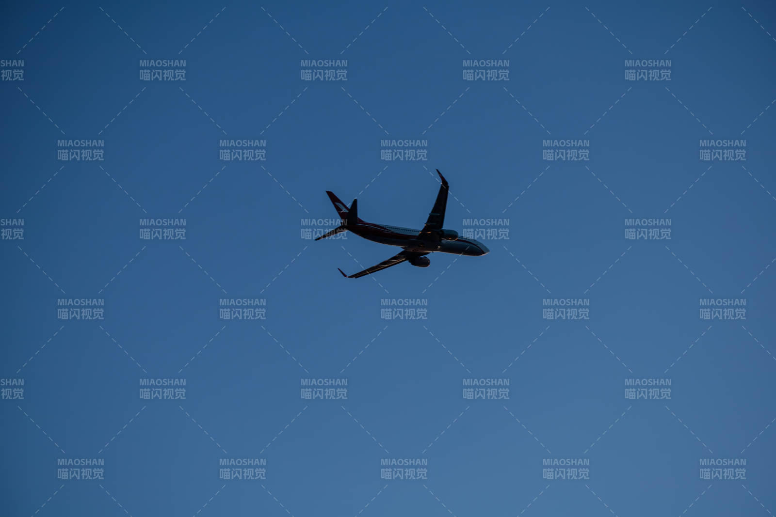 飞机翱翔蓝天图片