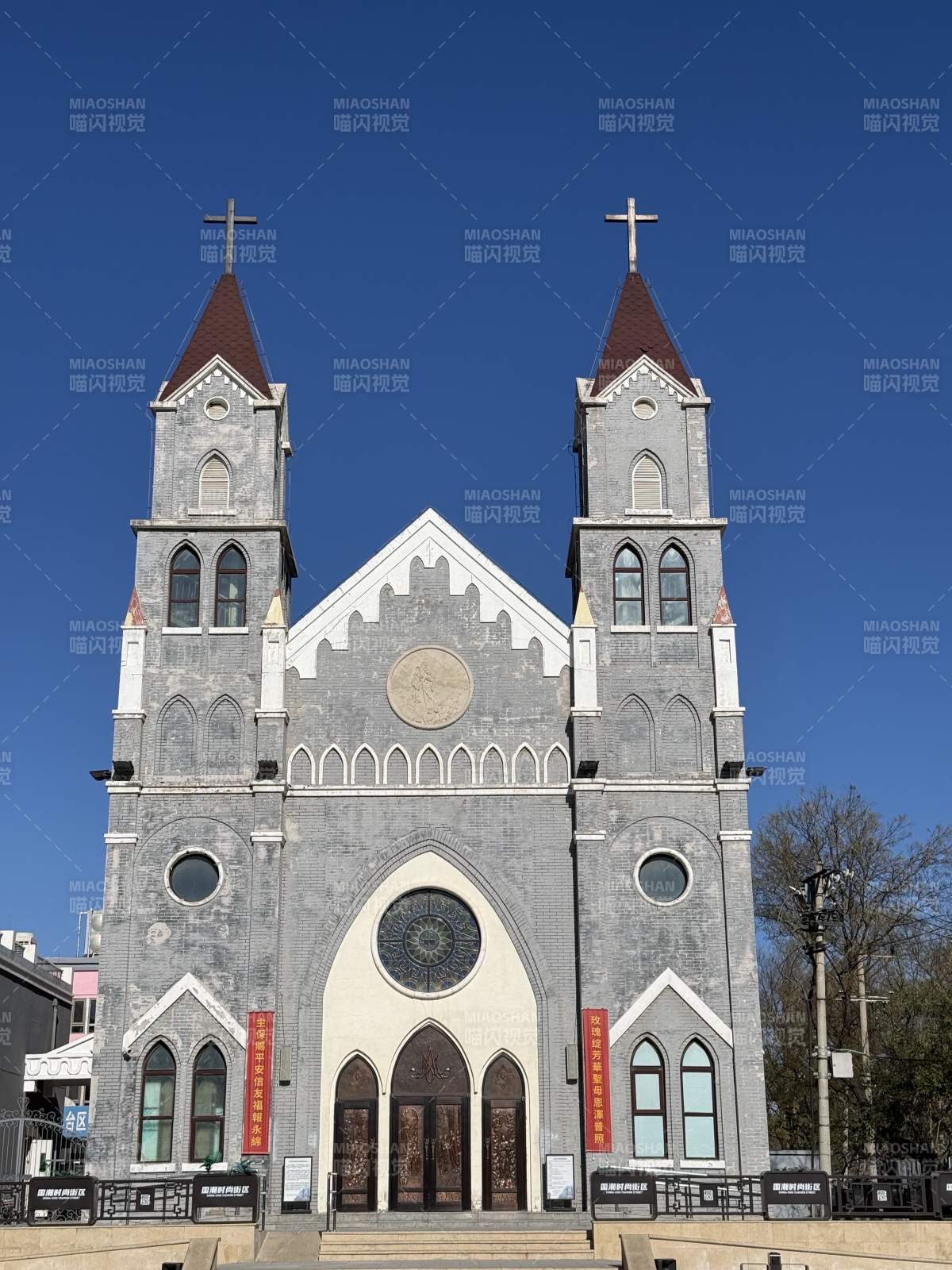 双塔教堂蓝天映衬图片