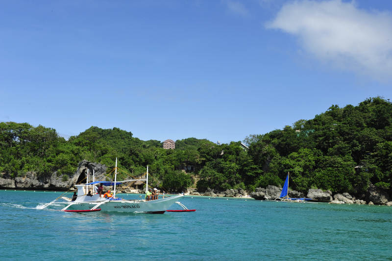 碧海蓝天游船行图片