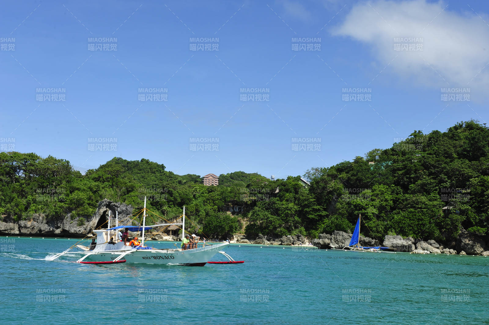 碧海蓝天游船行图片