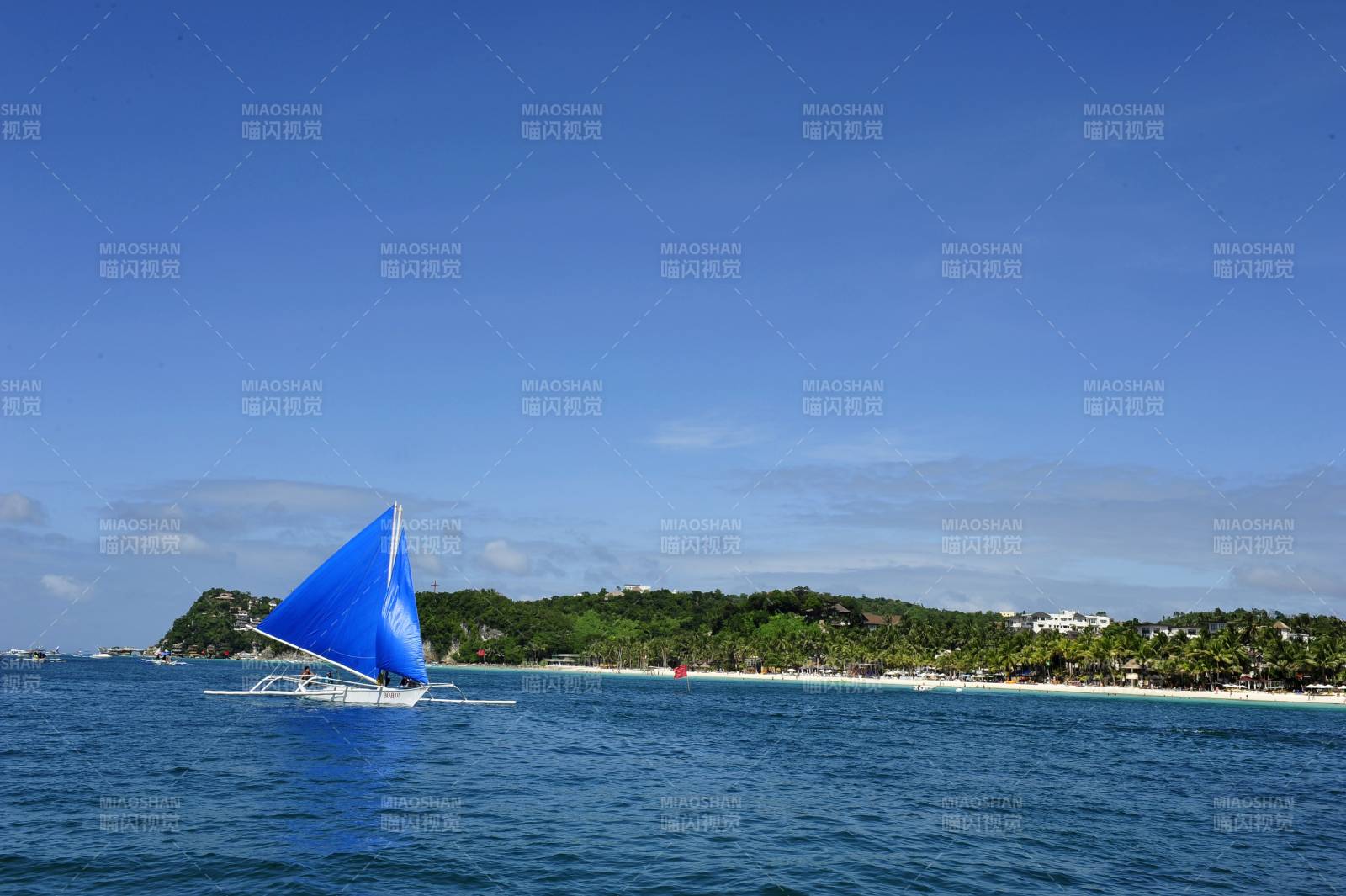 碧海蓝天帆影翩跹图片
