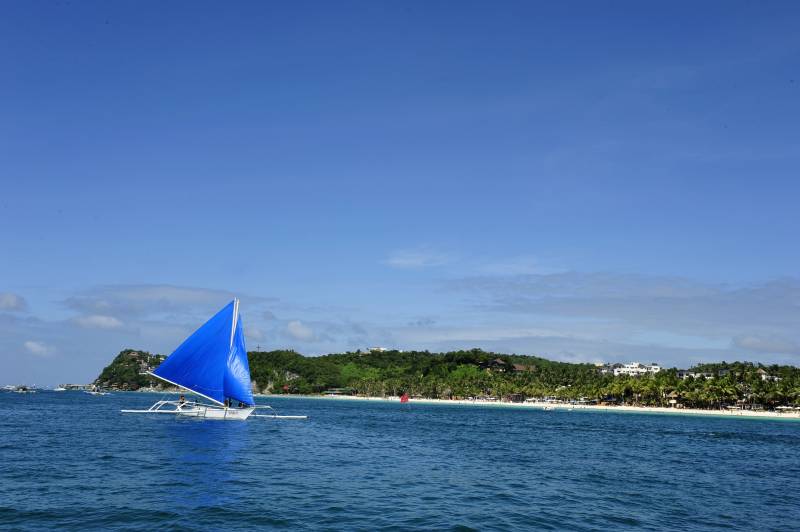 碧海蓝天帆影翩跹图片