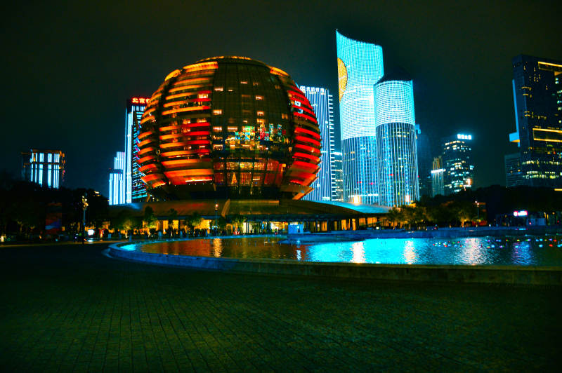 夜景城市灯光璀璨图片