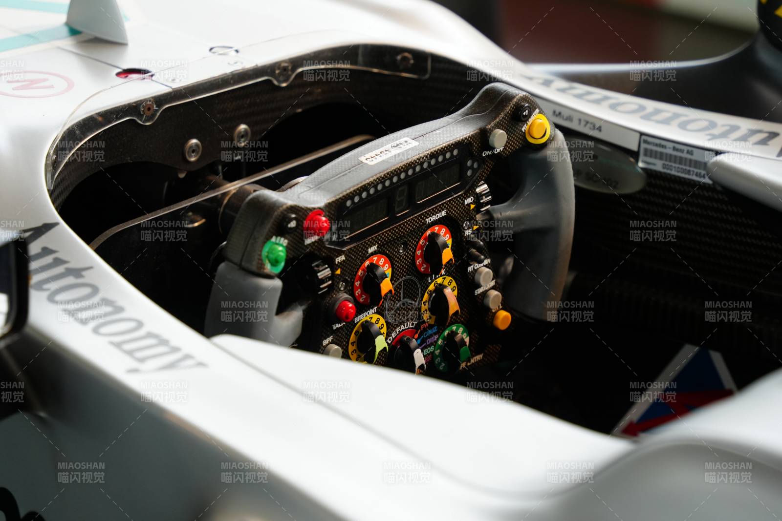 赛车方向盘特写图片