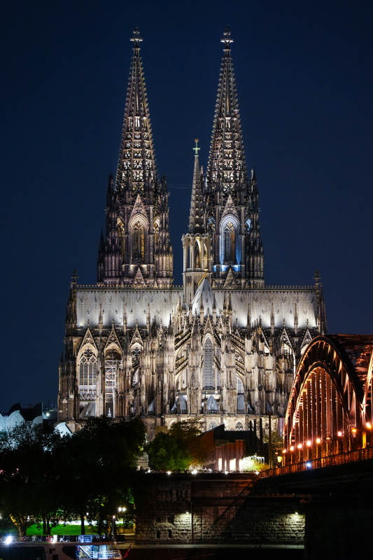 夜幕下的科隆大教堂图片