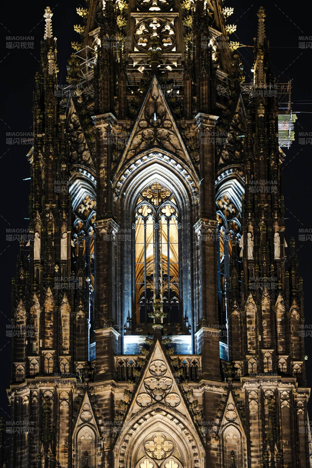 夜幕下的哥特教堂图片
