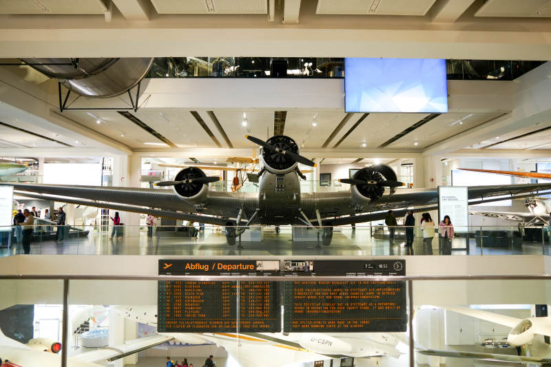 机场展厅内的飞机展品图片