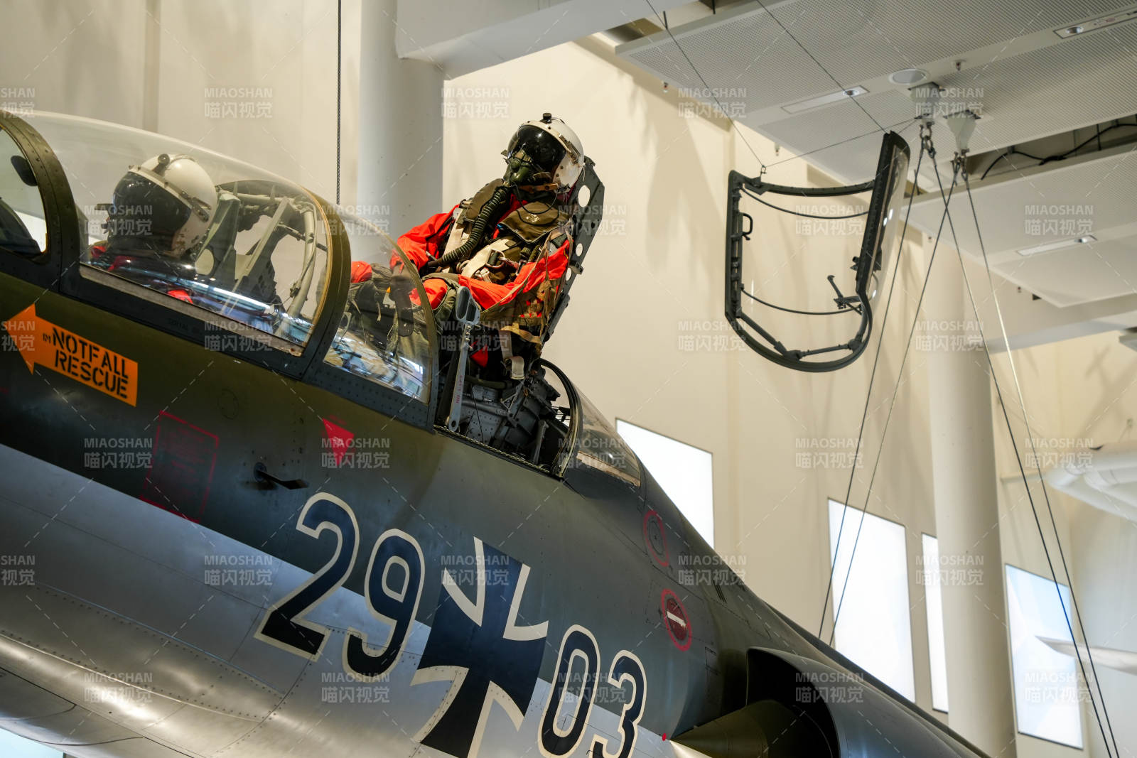 战斗机驾驶舱特写图片