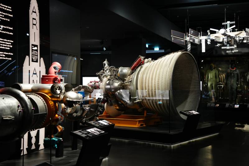 火箭发动机展示图片