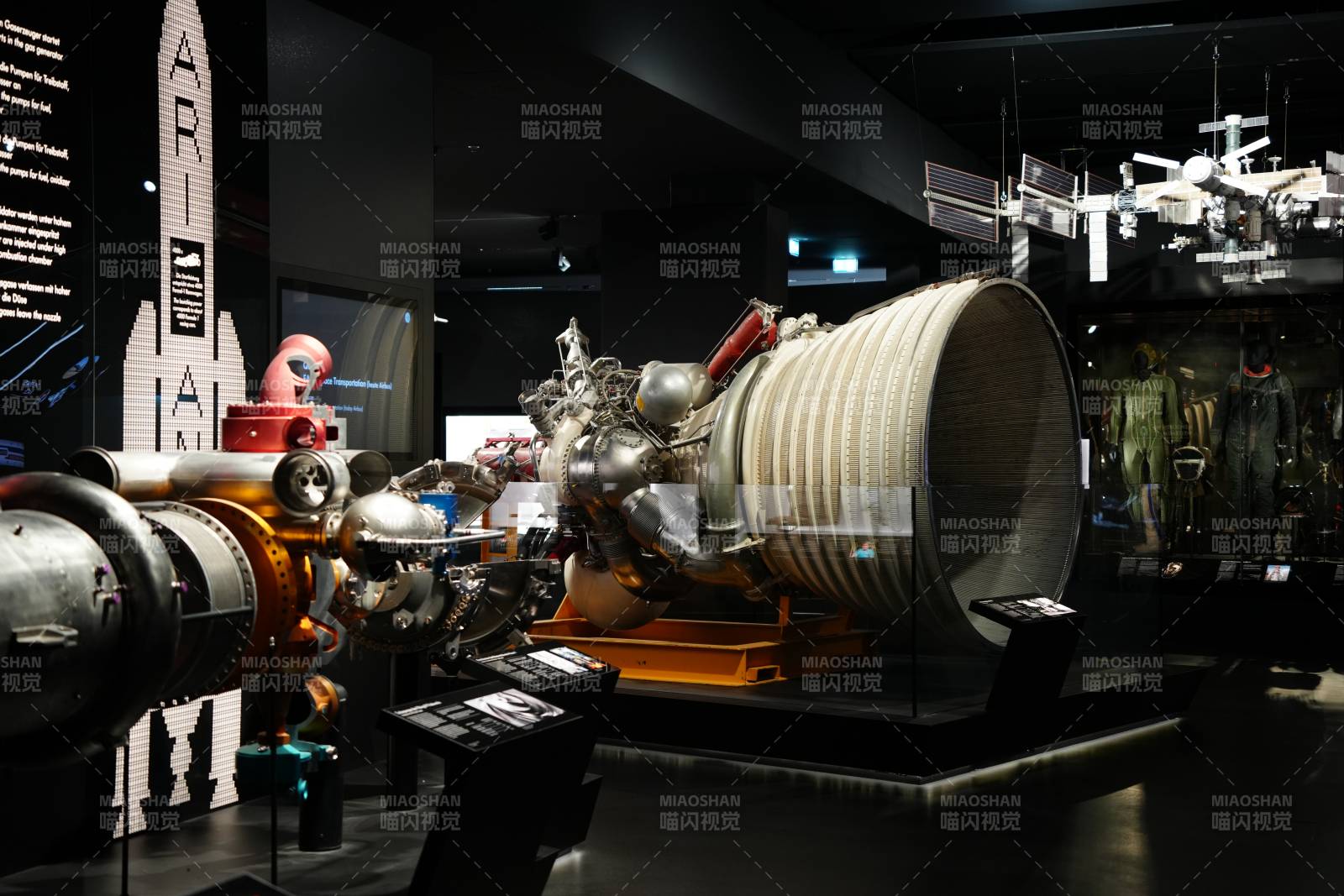 火箭发动机展示图片