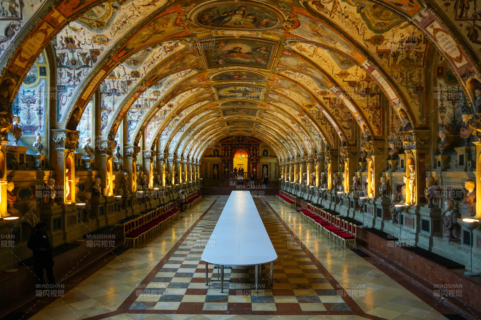 华丽长廊中的艺术殿堂图片