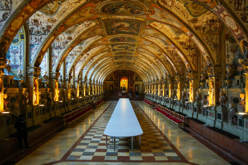 华丽长廊中的艺术殿堂图片