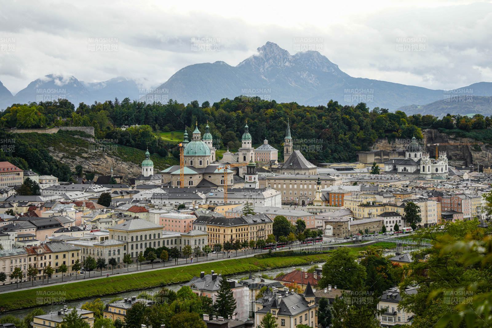 阿尔卑斯山下的城市风光图片