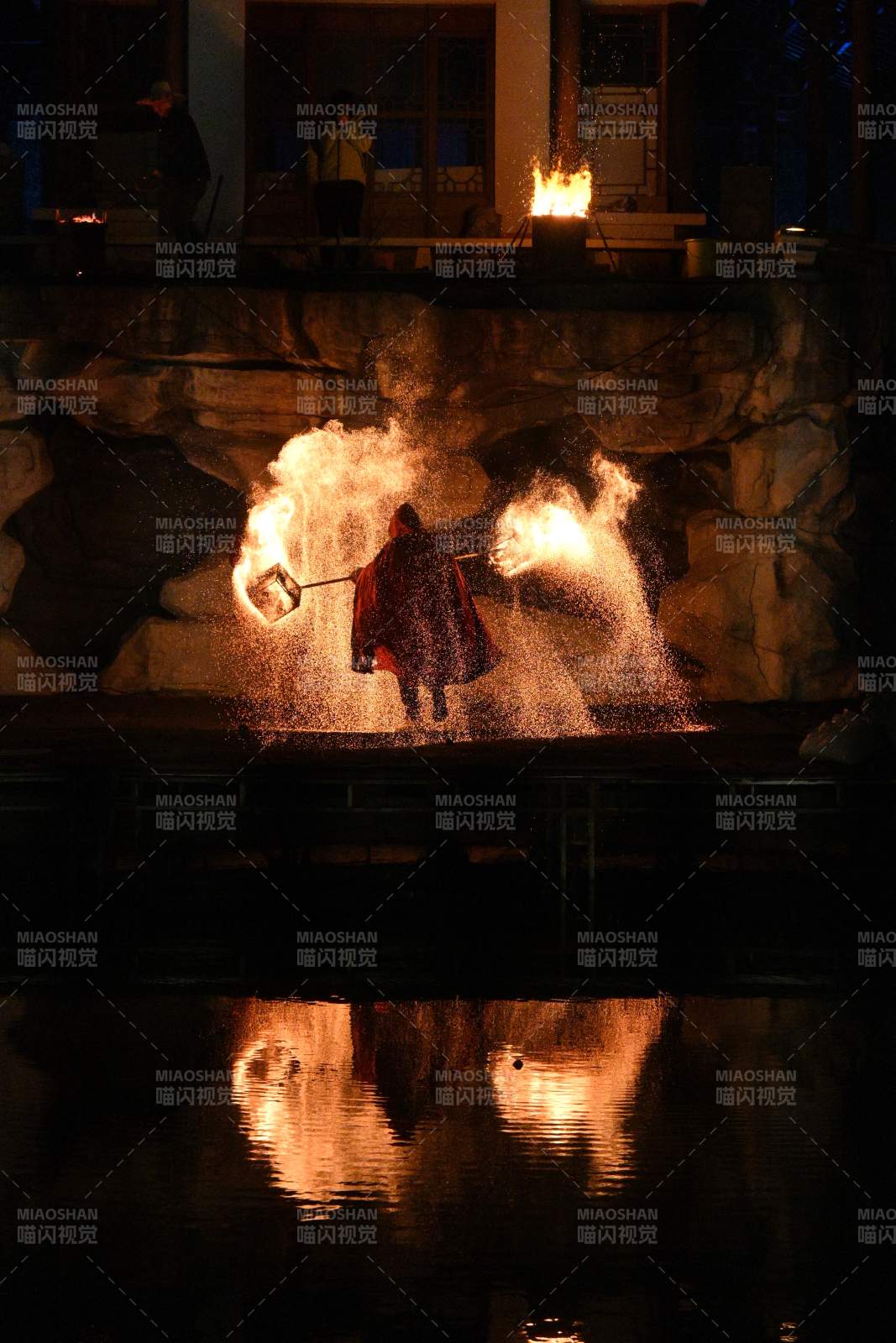 火舞映水夜景图片