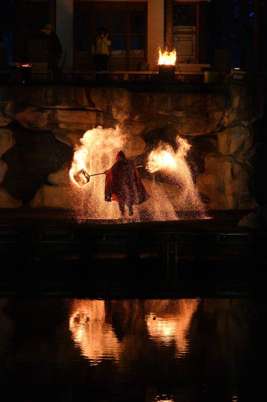 火舞映水夜景图片