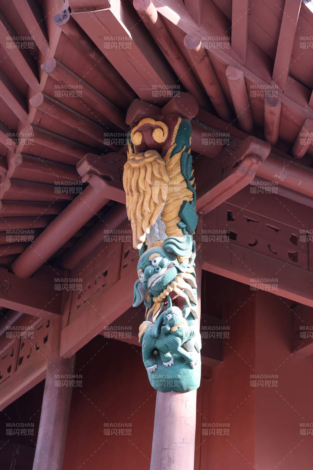 彩绘龙柱雕饰图片