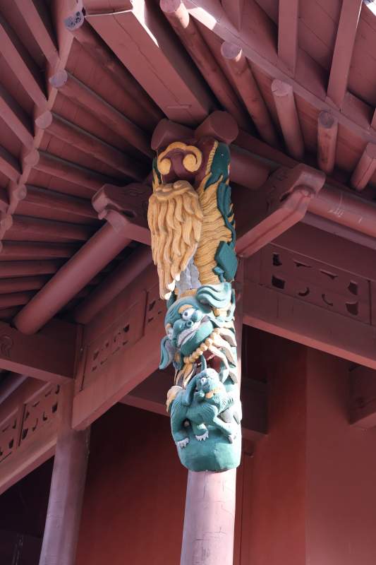 彩绘龙柱雕饰图片