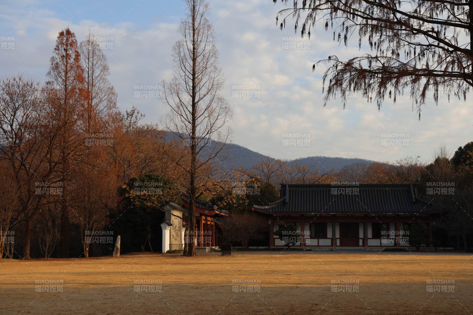 秋日古寺静景图片