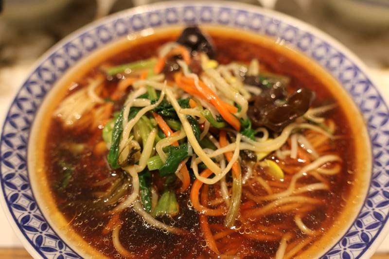 热辣酸汤面图片