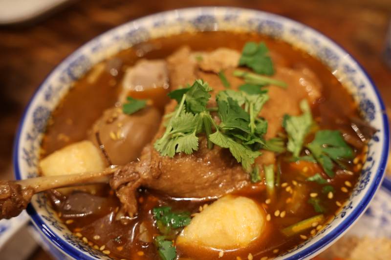 香辣鸭汤配香菜图片