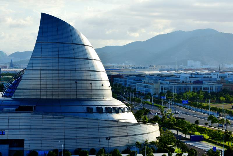 现代建筑与山景（宁波海洋博物馆）图片