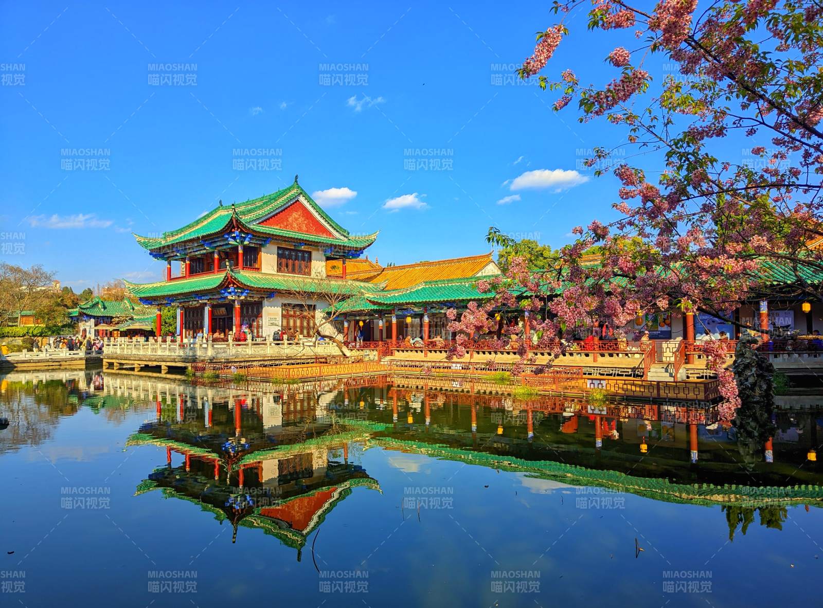 春日古建筑倒影图片